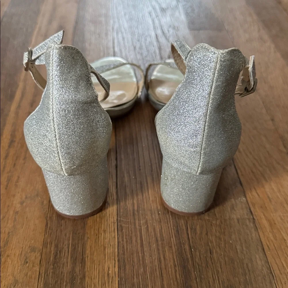 👡Betsey Johnson Miri silver glitter sandals with block heel. Size 8.